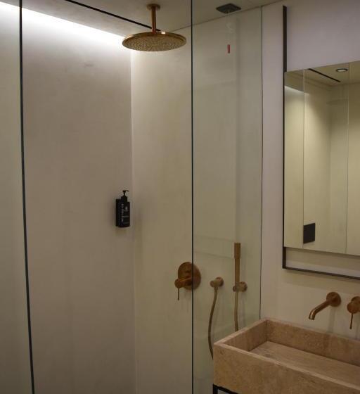 سوئیت با تخت بزرگ, Lion Gate