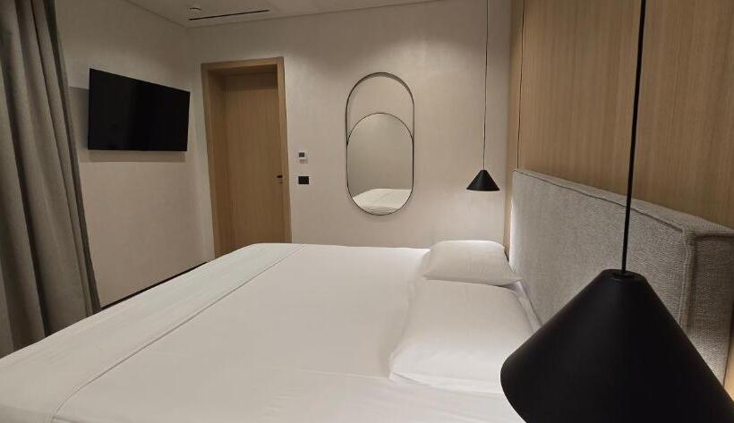 Deluxe Suite Sea View, Lion Gate