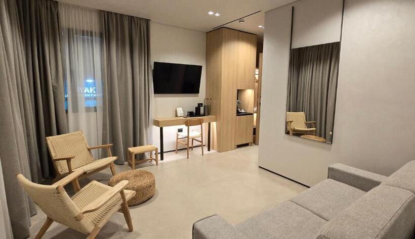 Deluxe Suite Sea View, Lion Gate