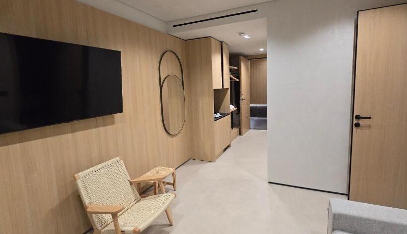 سوییت جونیور با چشم‌انداز دریا, Lion Gate