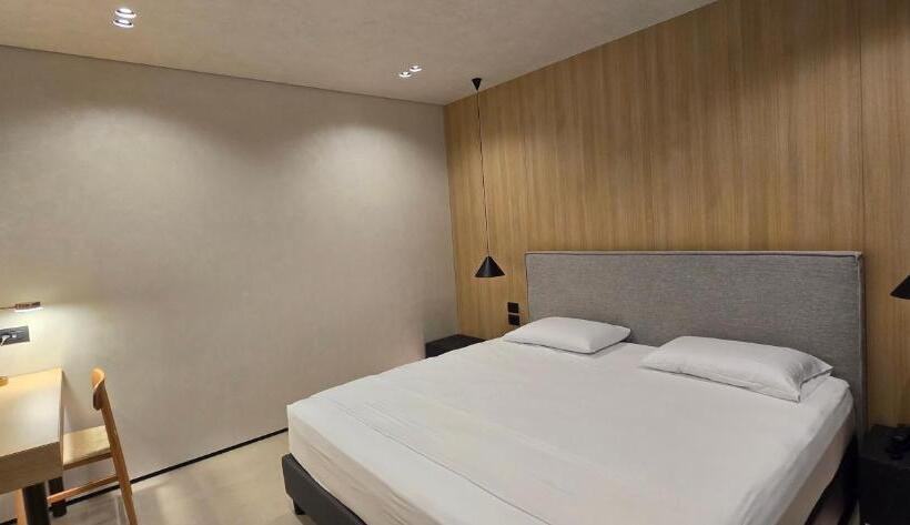 سوییت جونیور با چشم‌انداز دریا, Lion Gate