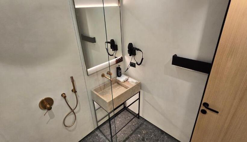 اتاق سه نفره سوپریور با چشم‌انداز دریا, Lion Gate