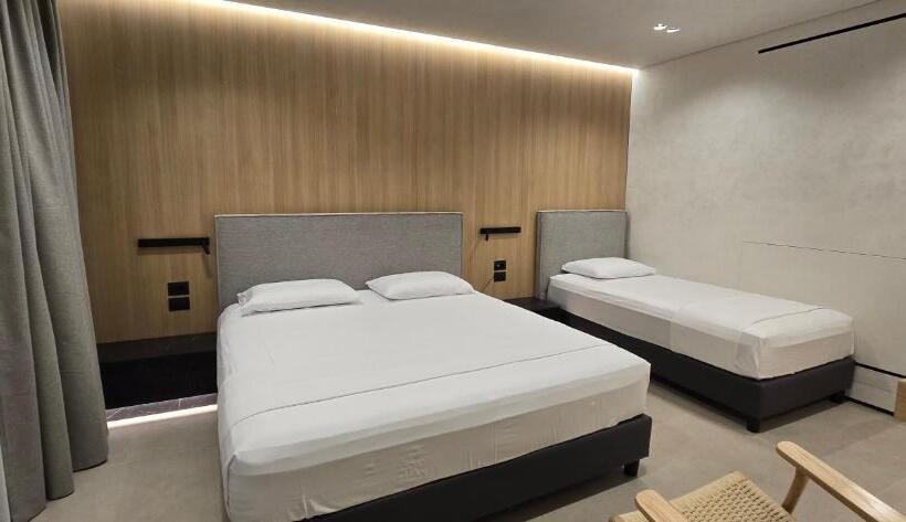 اتاق لوکس سه تخته, Lion Gate