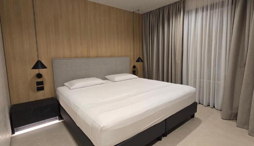 اتاق لوکس با بالکن و چشم‌انداز دریا, Lion Gate