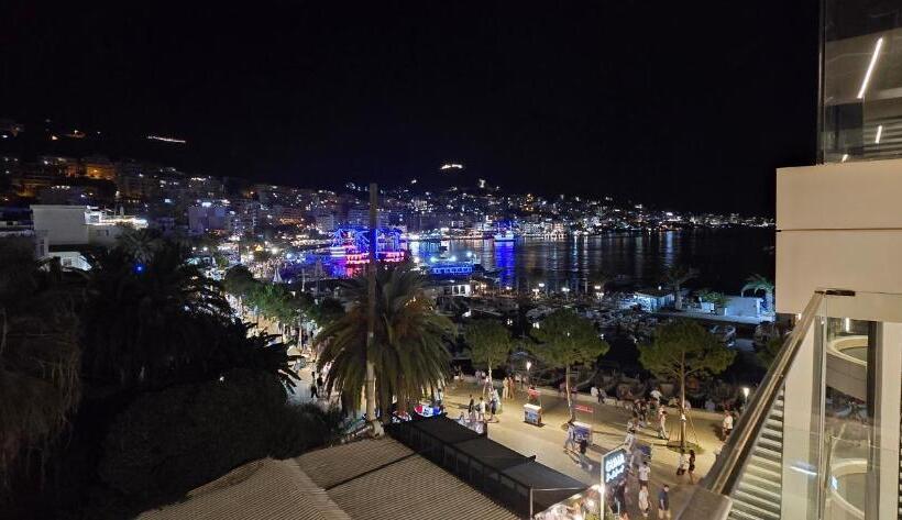 اتاق لوکس با چشم‌انداز دریا, Lion Gate