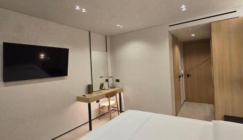 اتاق لوکس با چشم‌انداز دریا, Lion Gate