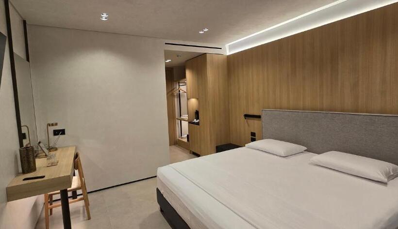 اتاق لوکس با چشم‌انداز دریا, Lion Gate