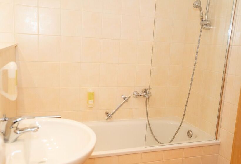 Номер Deluxe, Lowenstein