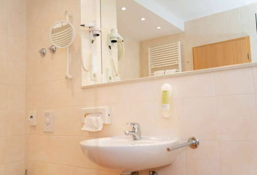 Номер Deluxe, Lowenstein