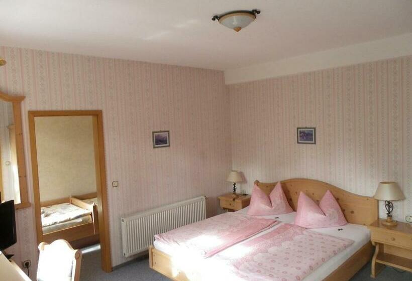 标准三人间, Wenzels Hof