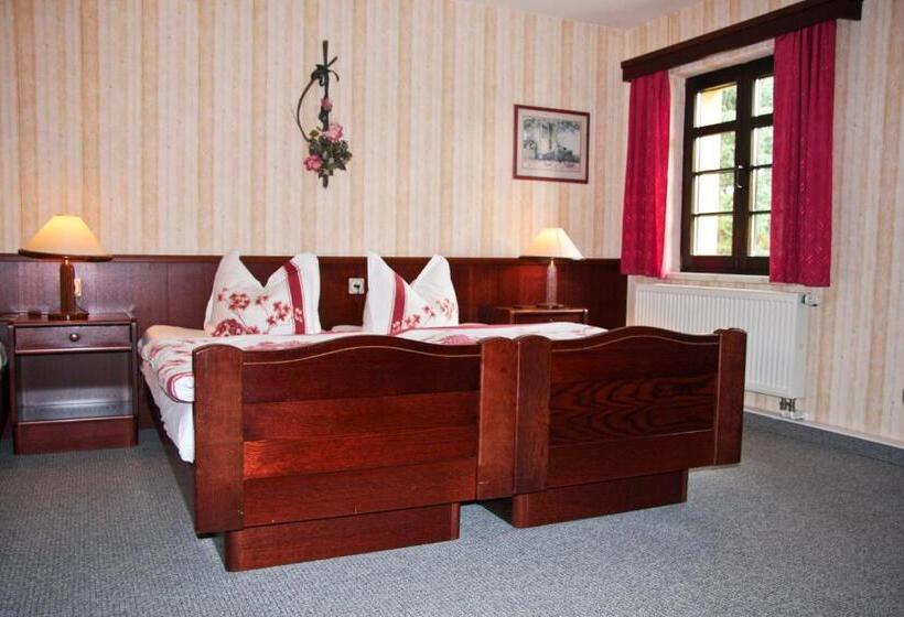 标准三人间, Wenzels Hof