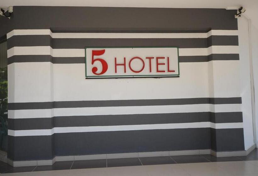 اتاق خانوادگی, Five