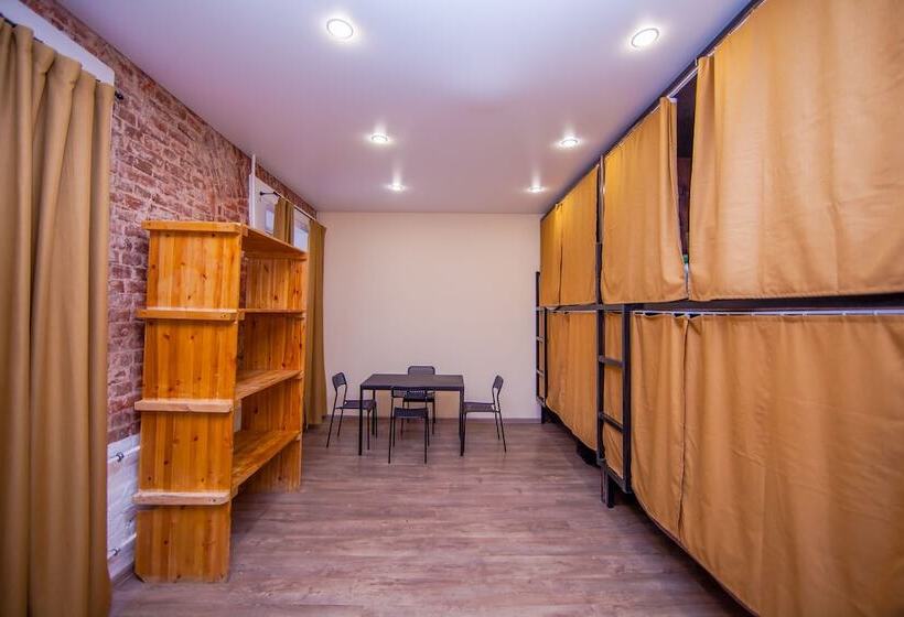 ルームシェアのワンベッド, Proloft Hotel & Hostel