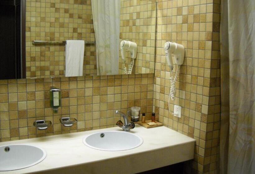 Номер Стандарт, Hôtel Le National