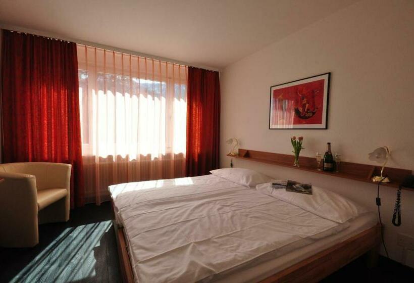 标准间, Merkur West Station