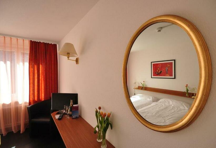 标准间, Merkur West Station