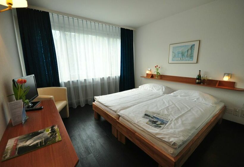 标准间, Merkur West Station