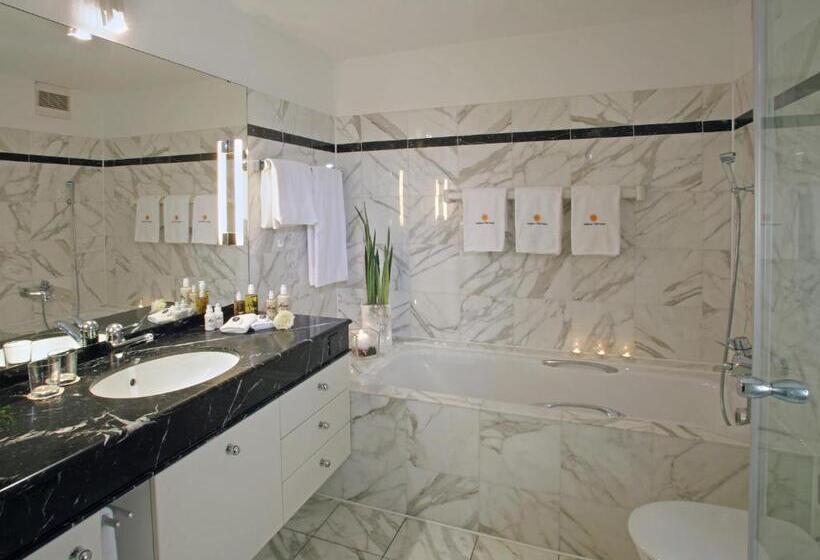 Suite with lake view, Villa Sassa