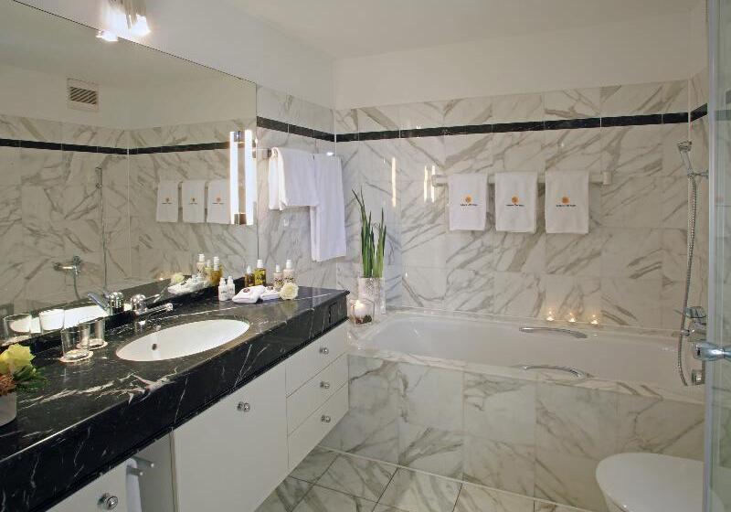 Suite with lake view, Villa Sassa