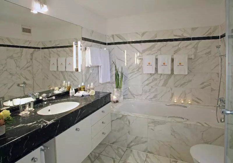 Suite with lake view, Villa Sassa
