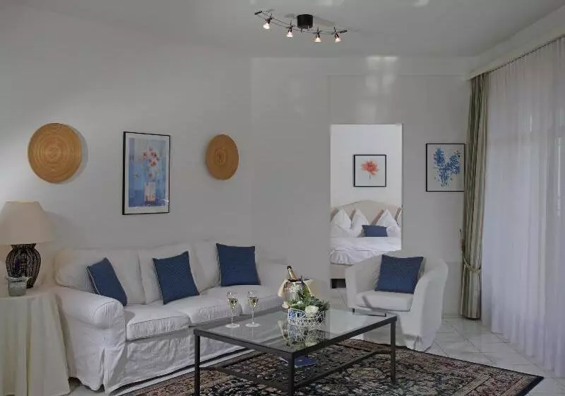Suite with lake view, Villa Sassa