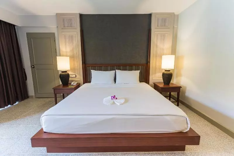 اتاق لوکس با چشم‌انداز استخر, Phuket Orchid Resort And Spa