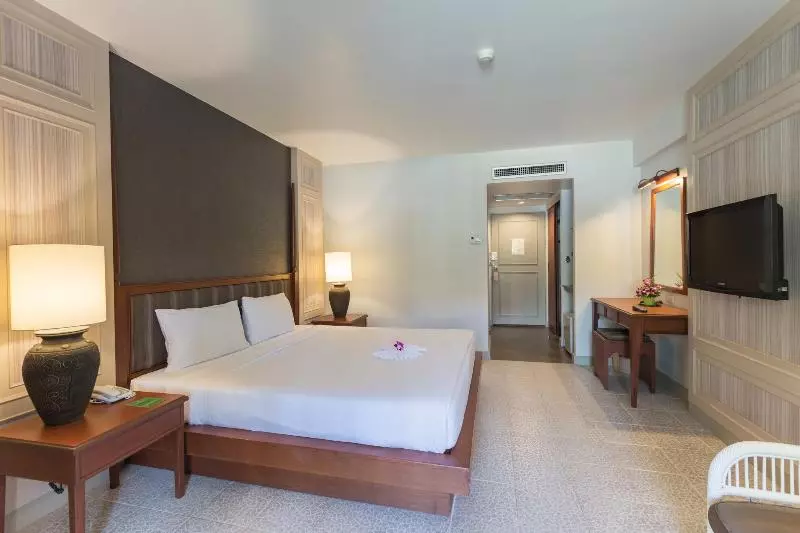 اتاق لوکس با چشم‌انداز استخر, Phuket Orchid Resort And Spa
