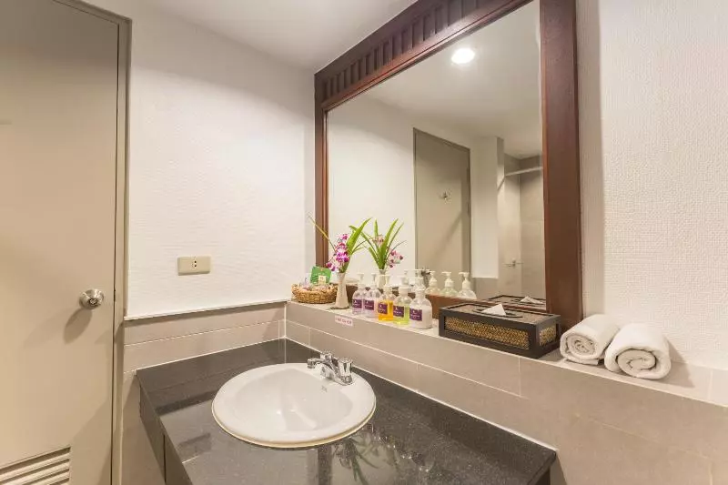 اتاق لوکس با چشم‌انداز استخر, Phuket Orchid Resort And Spa