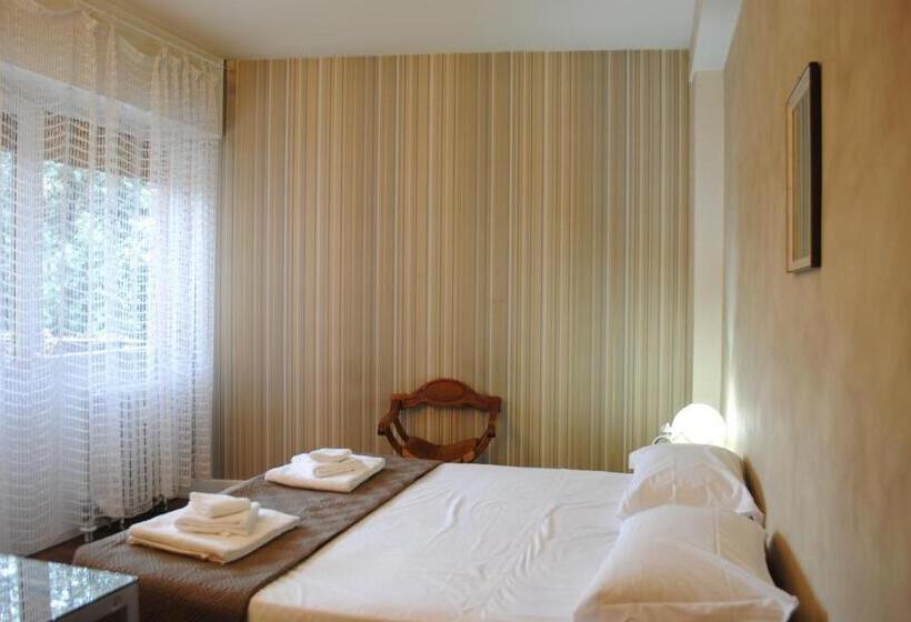 اتاق استاندارد با سرویس بهداشتی مشترک, Dreaming Piazza Bra Rooms