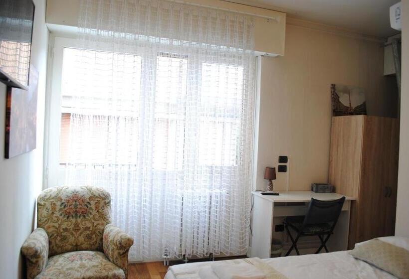 اتاق استاندارد با سرویس بهداشتی مشترک, Dreaming Piazza Bra Rooms