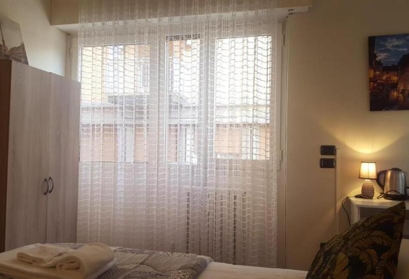 اتاق استاندارد با سرویس بهداشتی مشترک, Dreaming Piazza Bra Rooms