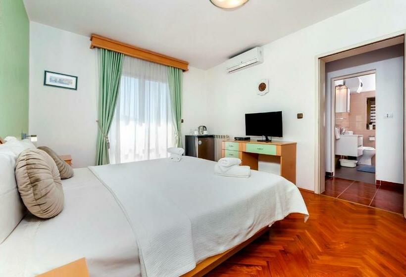 带阳台的豪华间, Villa Allegria