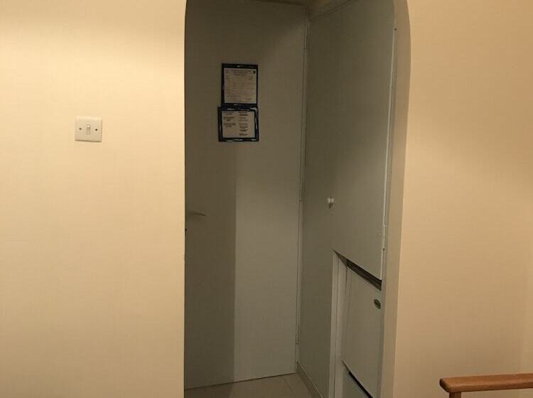 חדר סטנדרט לשלושה, Hermes