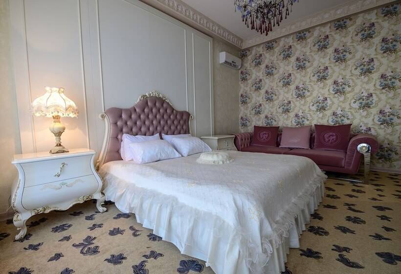 سوییت جونیور, Villa Italy