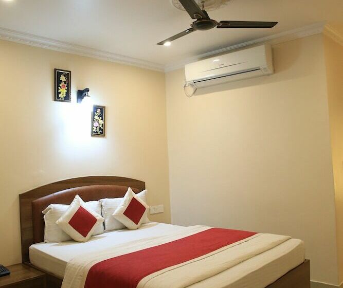 Quarto Deluxe, Kumud Plaza