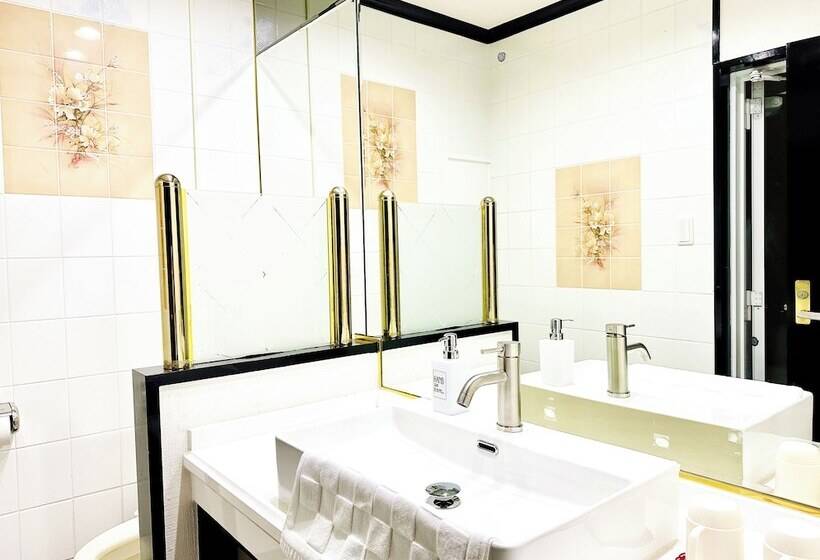 חדר סטנדרט לשלושה, One Style