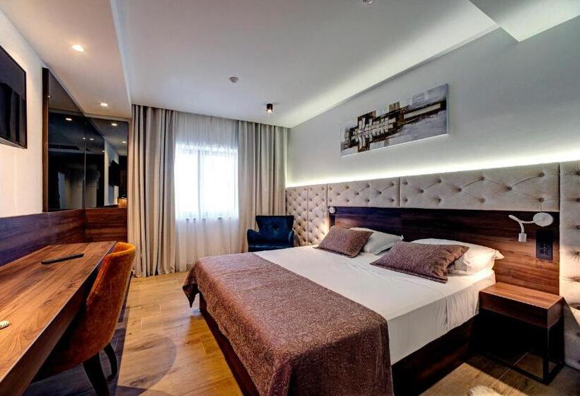 اتاق استاندارد با چشم‌انداز باغ, Scala D Oro