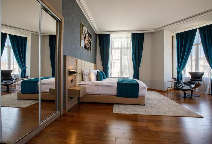 جناح مزوَّد بشرفة, Casa Hrisicos