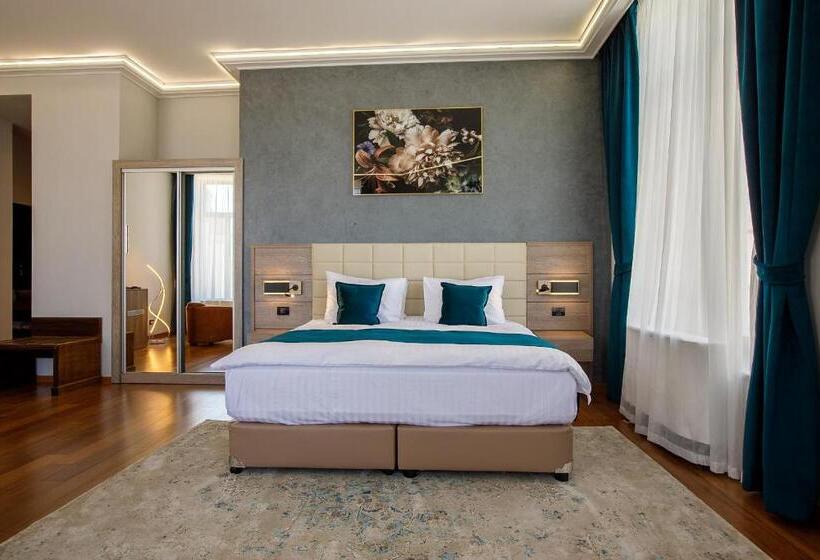 جناح مزوَّد بشرفة, Casa Hrisicos