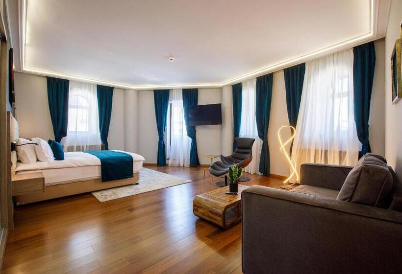 جناح مزوَّد بشرفة, Casa Hrisicos