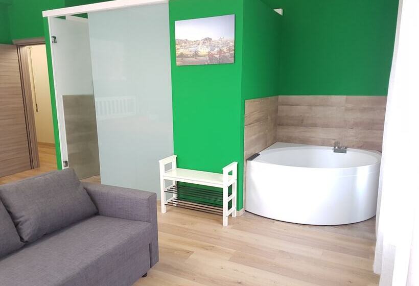 جناح ديلوكس, Maqueda Home