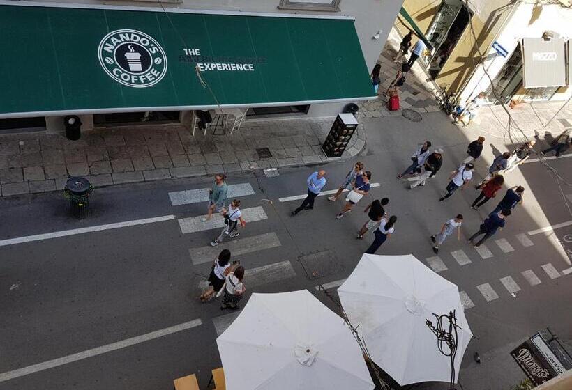 جناح ديلوكس, Maqueda Home