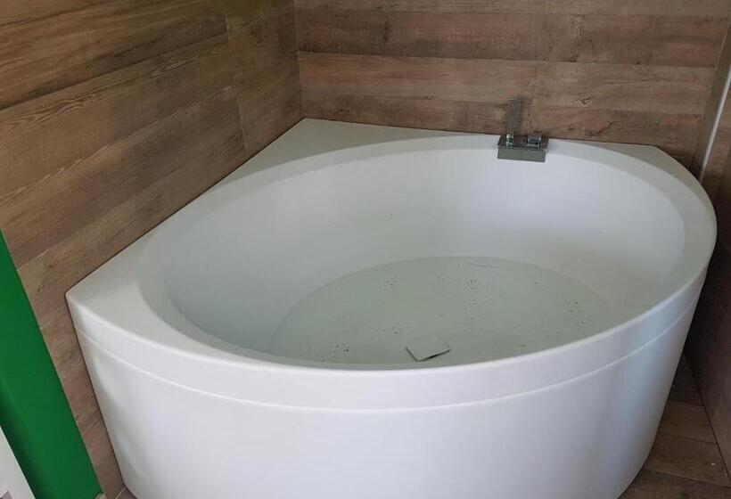 جناح ديلوكس, Maqueda Home