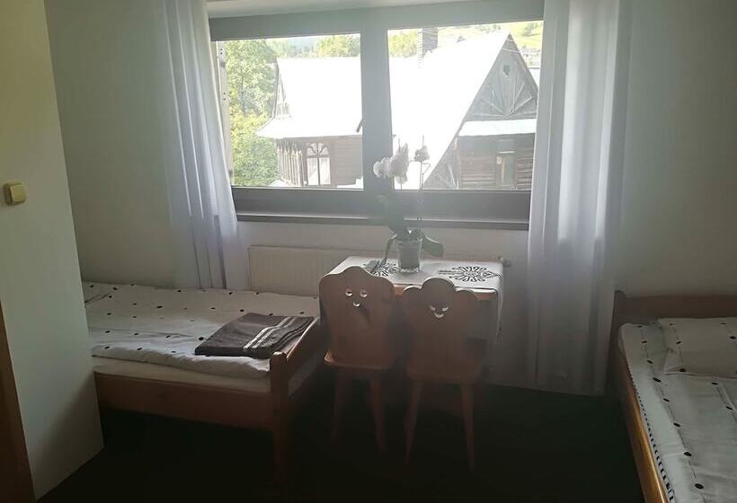 اتاق استاندارد با چشمانداز کوهستان, Willa Turnia