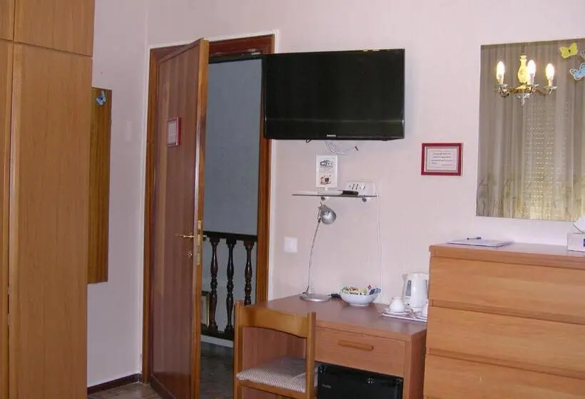 اتاق سه‌نفرۀ استاندارد با سرویس بهداشتی بیرون از اتاق, A Casa Di Gianna B&b
