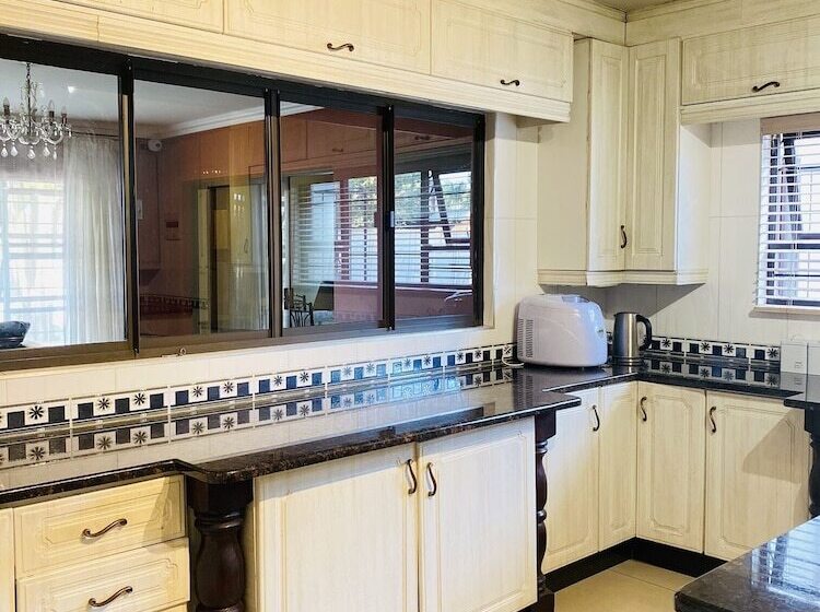 家庭间, Airport Royal Guest House