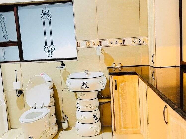 家庭间, Airport Royal Guest House