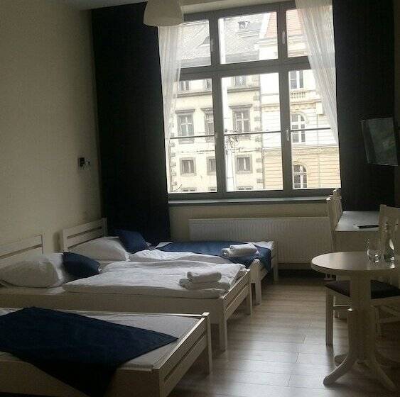 标准三人间, Kamienica Pod Aniołami