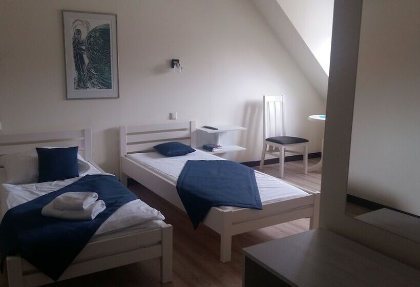 标准三人间, Kamienica Pod Aniołami