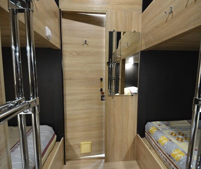 经济四人房间, Capsule Hotel Aloha